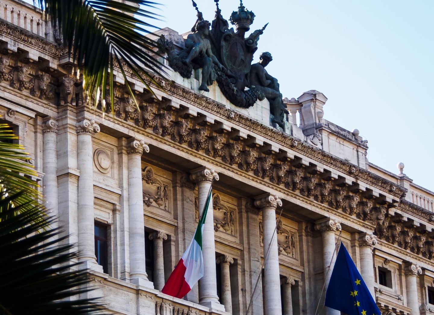 Rimessa alle Sezioni Unite la questione relativa all’applicabilità dell’obbligo di deposito dello specifico mandato ad impugnare nel ricorso per cassazione che contesti la dichiarazione di assenza dell’imputato