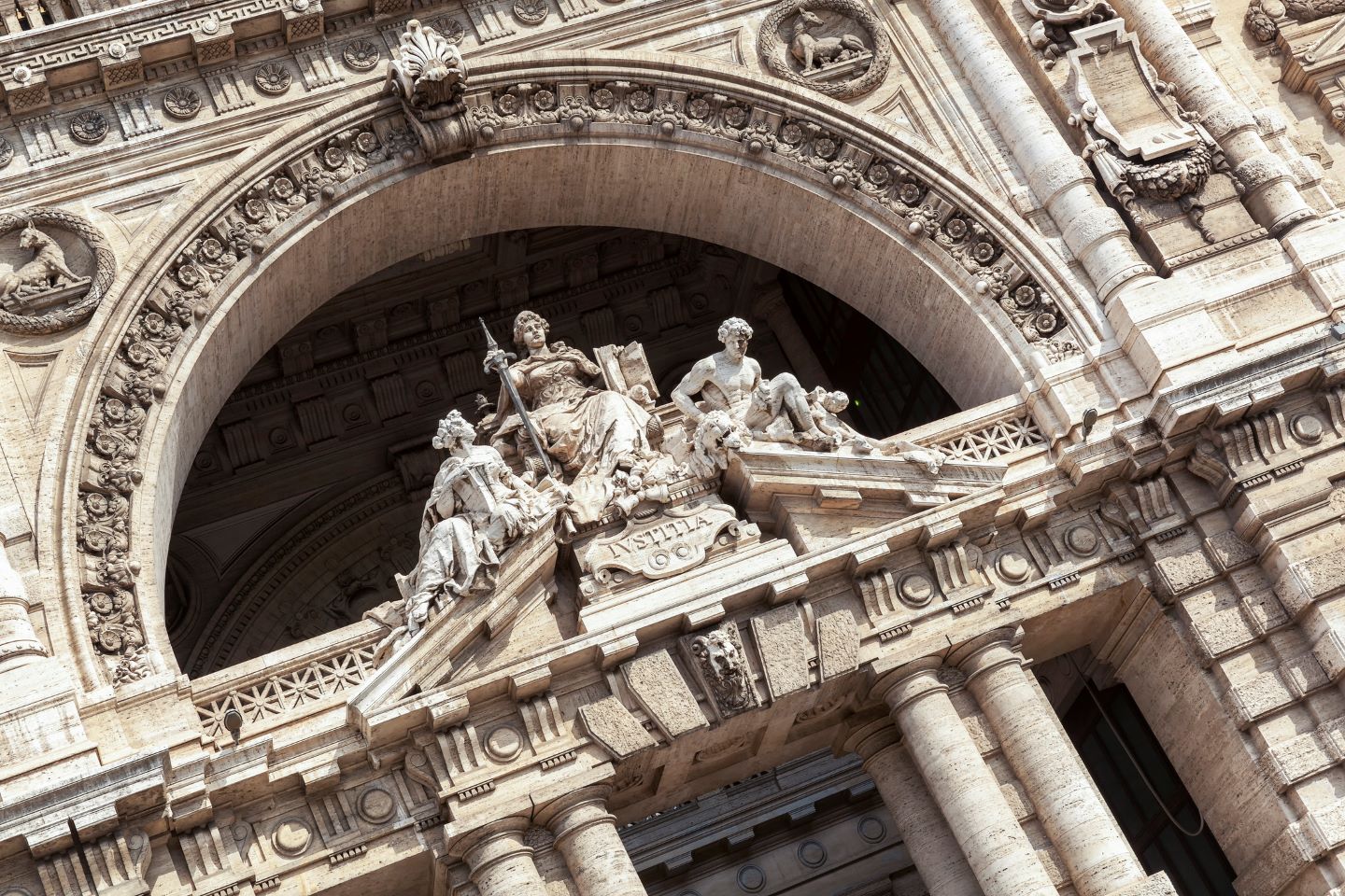 Interrogatorio preventivo, pericolo di inquinamento probatorio ed esigenze cautelari dopo la legge n. 114 del 2024