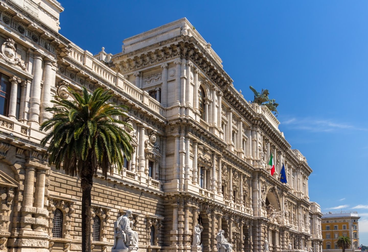 La Cassazione dichiara il difetto assoluto di giurisdizione nel caso di domanda volta a sottoporre al giudice l’assetto dei confini dello Stato